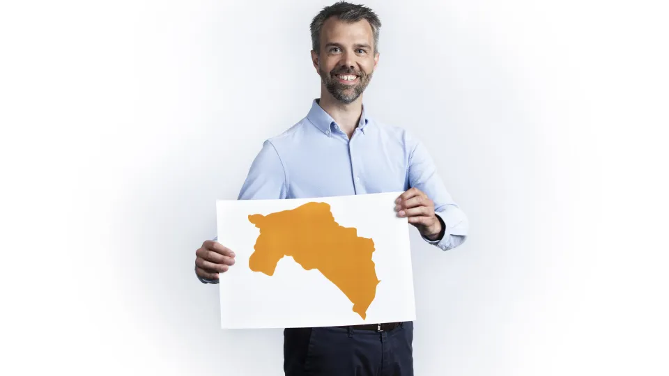 Man met provincie Groningen bord