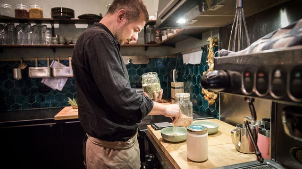 Man staat in keuken
