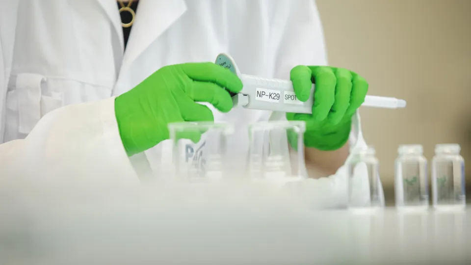 Laborant aan het werk in lab