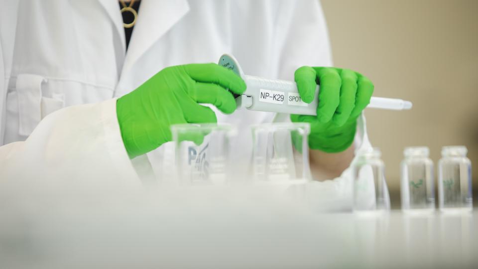 Laborant aan het werk in lab