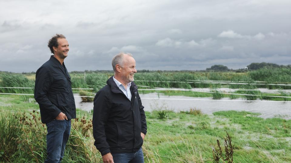 2 mannen bij een weiland