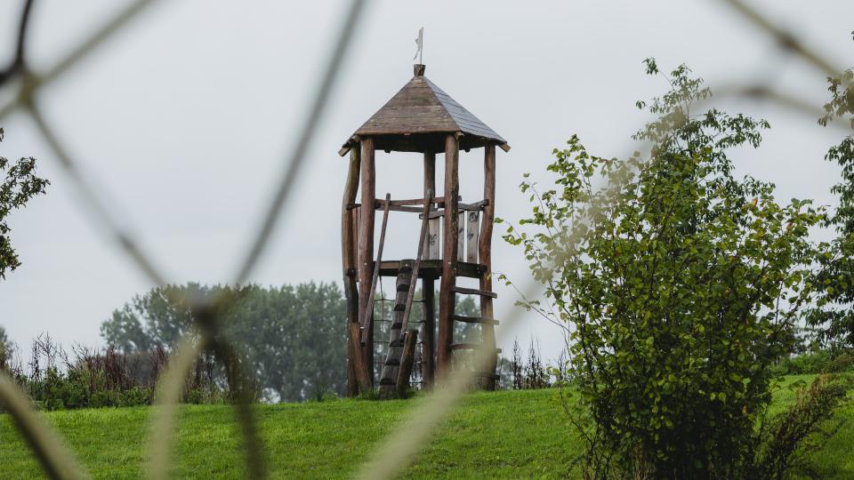 De beweegtuin met diverse speeltoestellen en sportactiviteiten voor volwassenen er is zelfs een mooie visvijver.