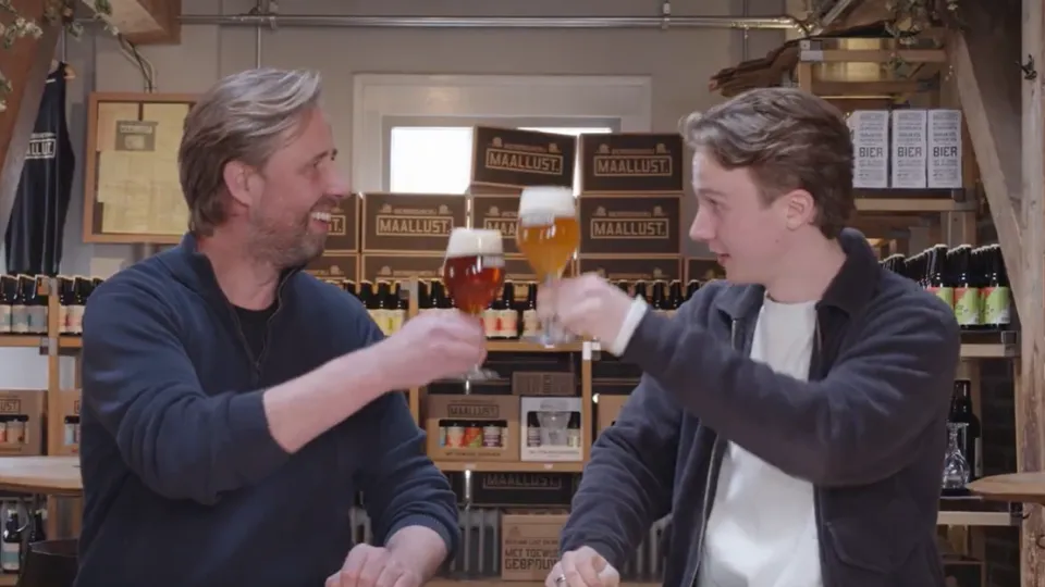 Twee mannen proosten