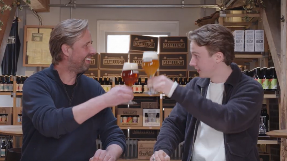 Twee mannen proosten