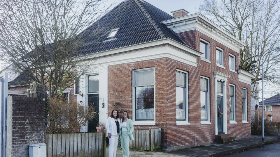 Brigitte Poort en dochter voor huis met dakisolatie