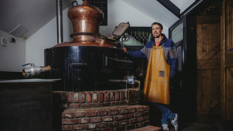 Freek van Genever Stokerij staat naast ketel