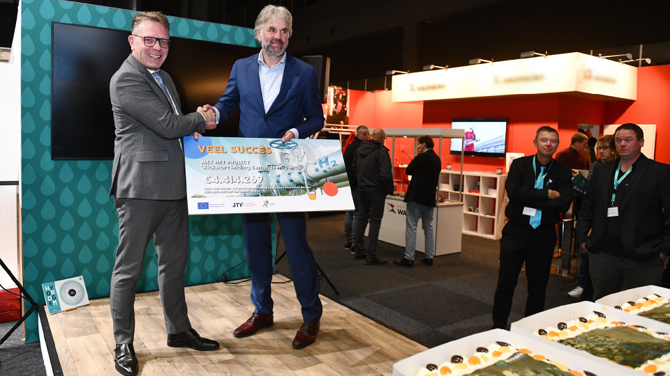 Uitreiking cheque project 'Kickstartleiding'
