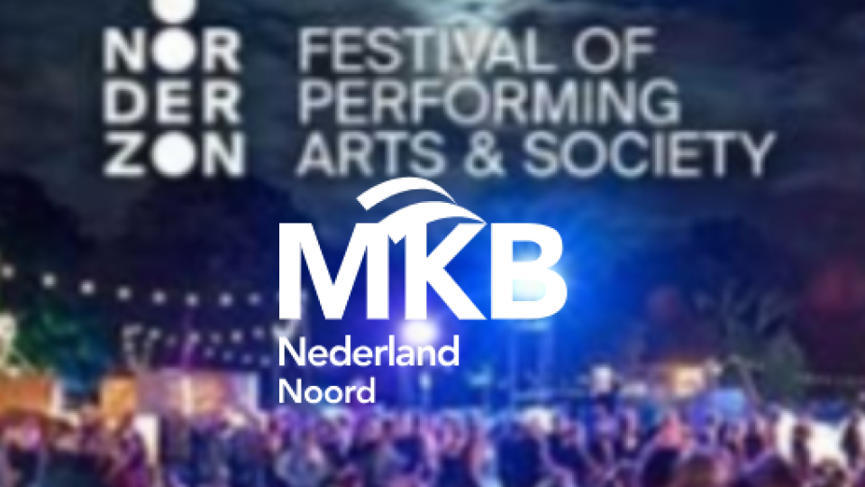 Afbeelding met daarop het logo van MKB Noord en Noorderzon tegen een achtergrond met publiek