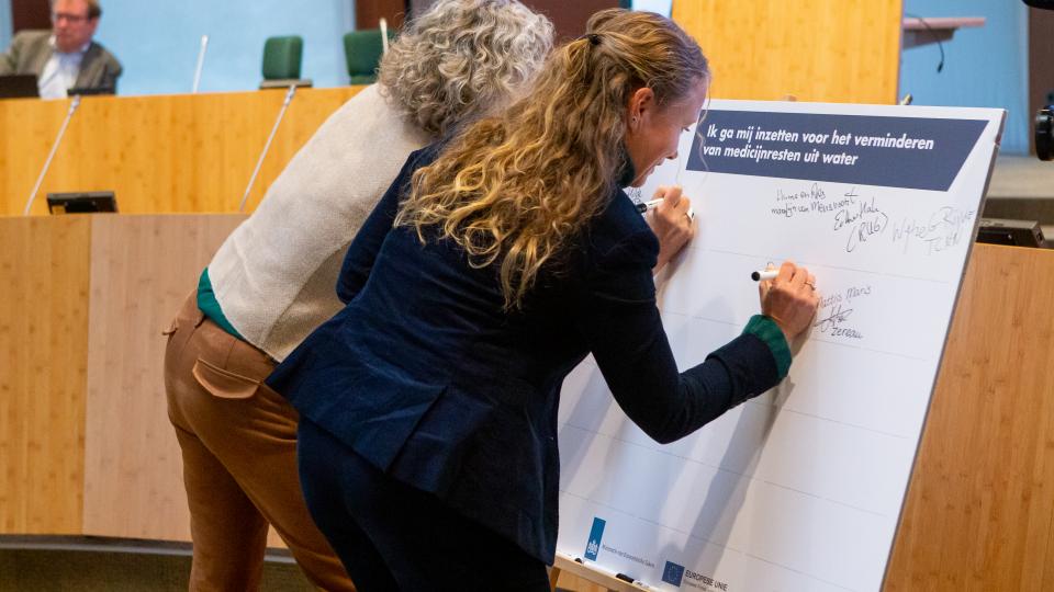 Twee vrouwen zetten handtekening