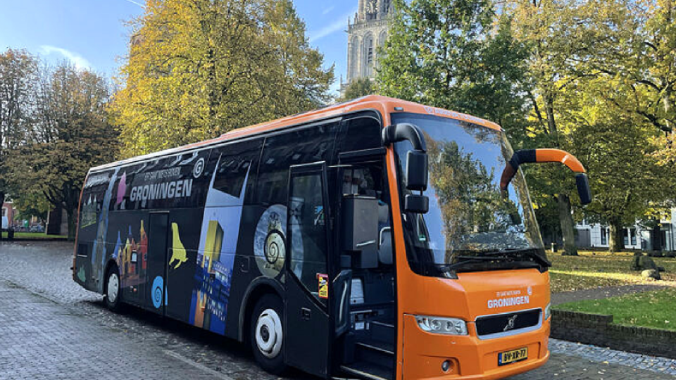 Oranje waterstof bus voor martinitoren