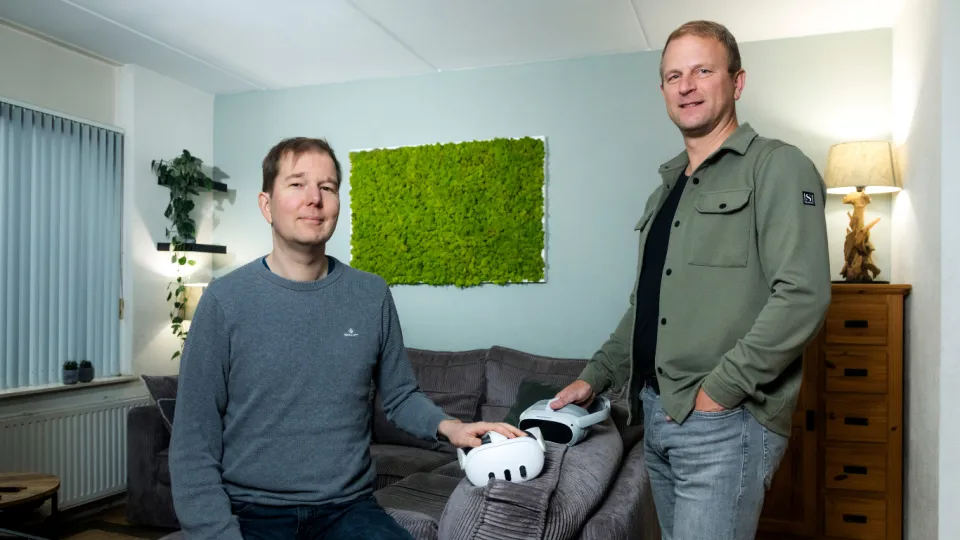 2 mannen met 2 VR brillen
