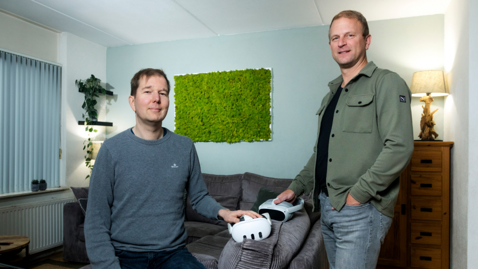 2 mannen met 2 VR brillen