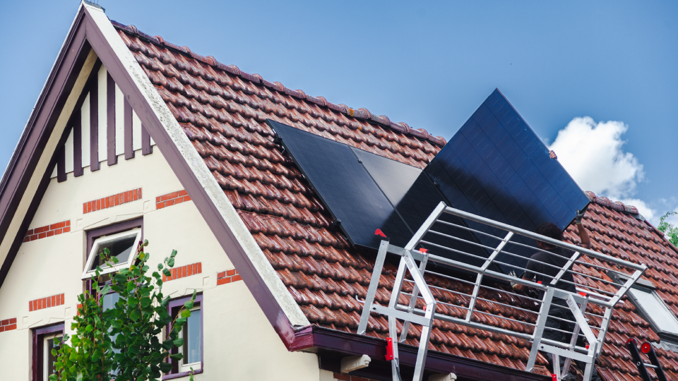 Geïnstalleerde zonnepanelen op een huis