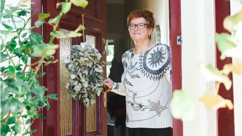 Particuliere woningeigenaar in deuropening