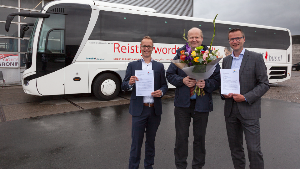 Foto van werknemers voor de Kantoorbus, Drenthe Tours