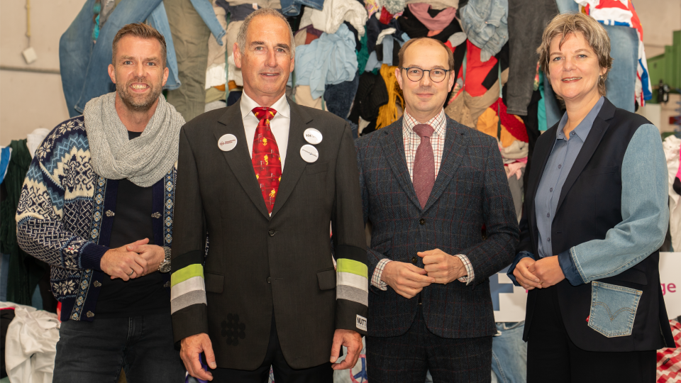 Overhandiging ๐ญ๐ฑ ๐บ๐ถ๐น๐ท๐ผ๐ฒ๐ป ๐ฒ๐๐ฟ๐ผ ๐๐๐ฏ๐๐ถ๐ฑ๐ถ๐ฒ ๐๐ผ๐ผ๐ฟ ๐ฐ๐ถ๐ฟ๐ฐ๐๐น๐ฎ๐ถ๐ฟ ๐๐ฒ๐
๐๐ถ๐ฒ๐น๐ฝ๐ฟ๐ผ๐ท๐ฒ๐ฐ๐ ๐ฆ๐ฏ๐ข๐ฅ๐ง๐๐