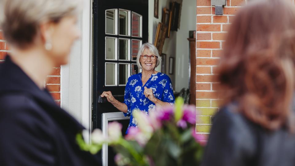 Vrouw krijgt bezoek