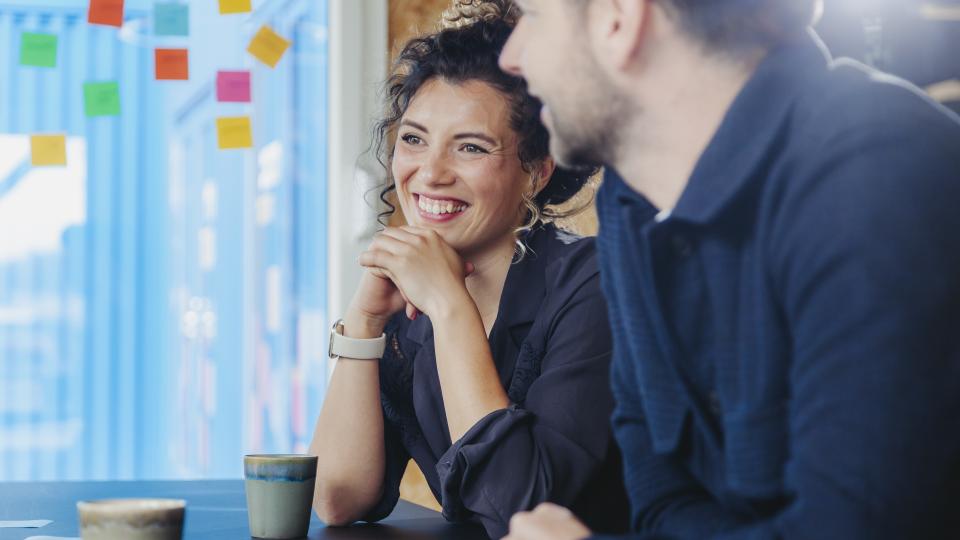 Vrouw met visie aan vergadertafel