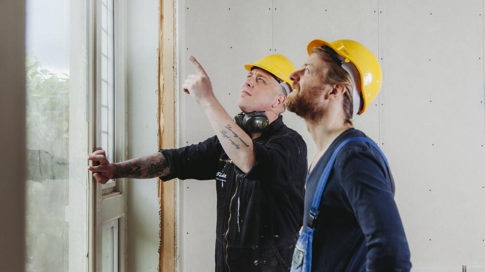 Twee mannen kijken naar plafond