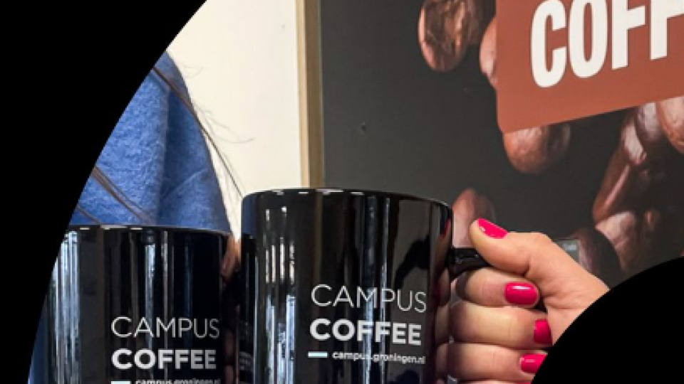 koffiemokken die iemand vasthoudt