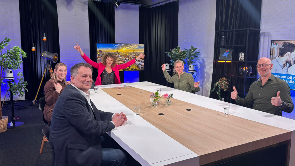 Mensen aan tafel in de studio