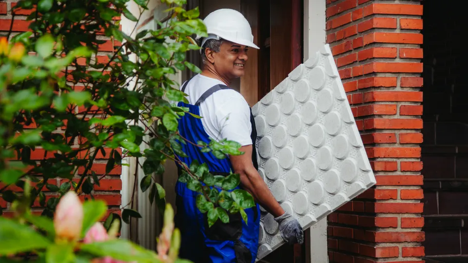 Bouwvakker met verwarmingsmateriaal