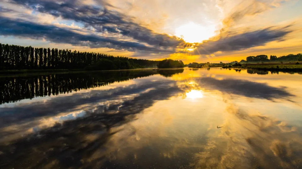Afbeelding agenda item WaterAlliance lucht weerspiegeld in water