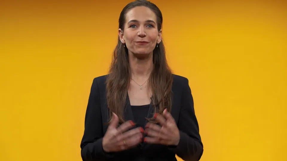 Presentatrice tegen gele achtergrond