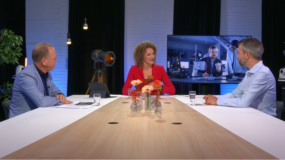 Drie mensen aan tafel tijdens het webinar