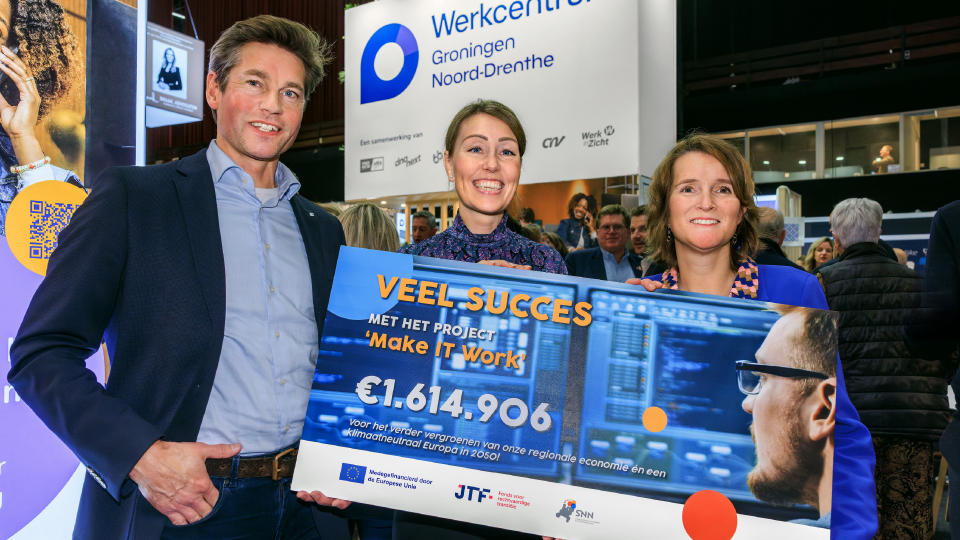 3 personen houden een grote cheque vast