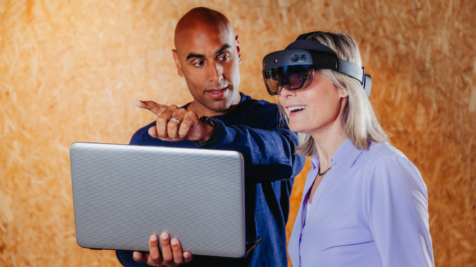 Foto van man en vrouw die een VR-bril testen