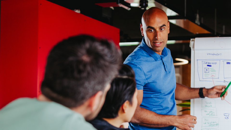 Persoon geeft presentatie aan groep