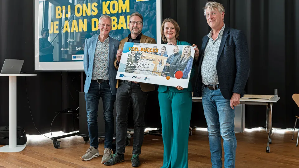 groep mensen met een cheque