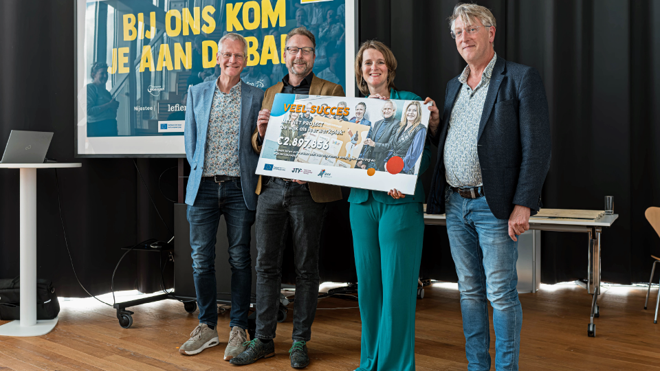 groep mensen met een cheque