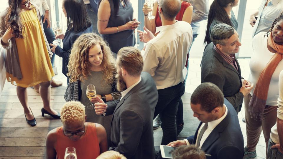 diverse ondernemers op een netwerkborrel
