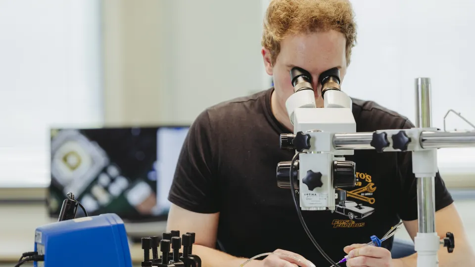 Man werkt met microscoop