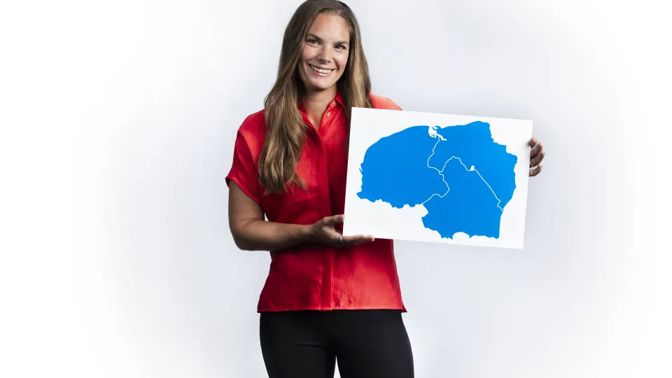 Sanne houdt bord vast