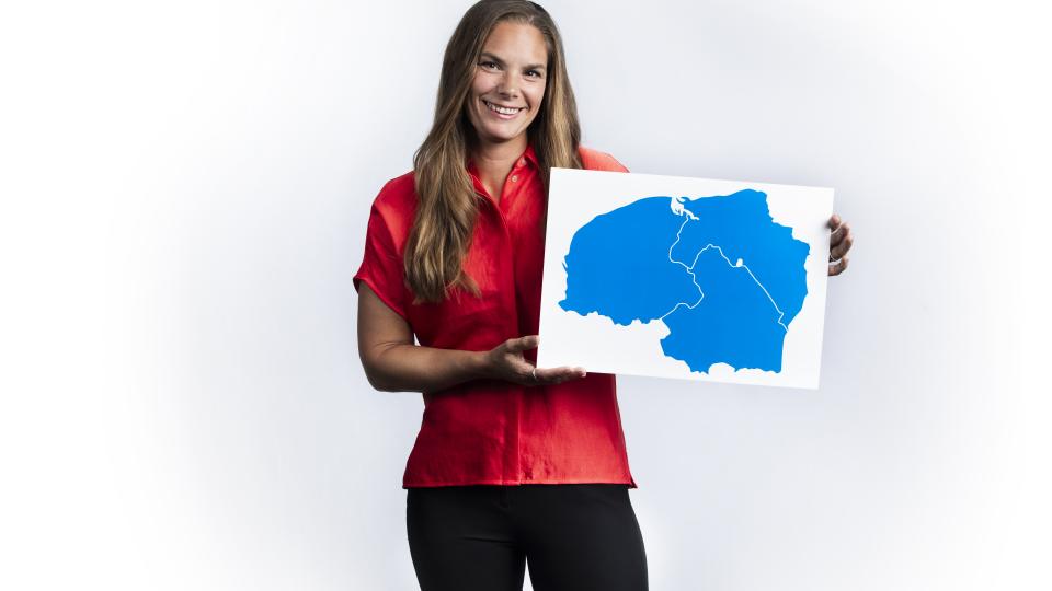 Sanne houdt bord vast