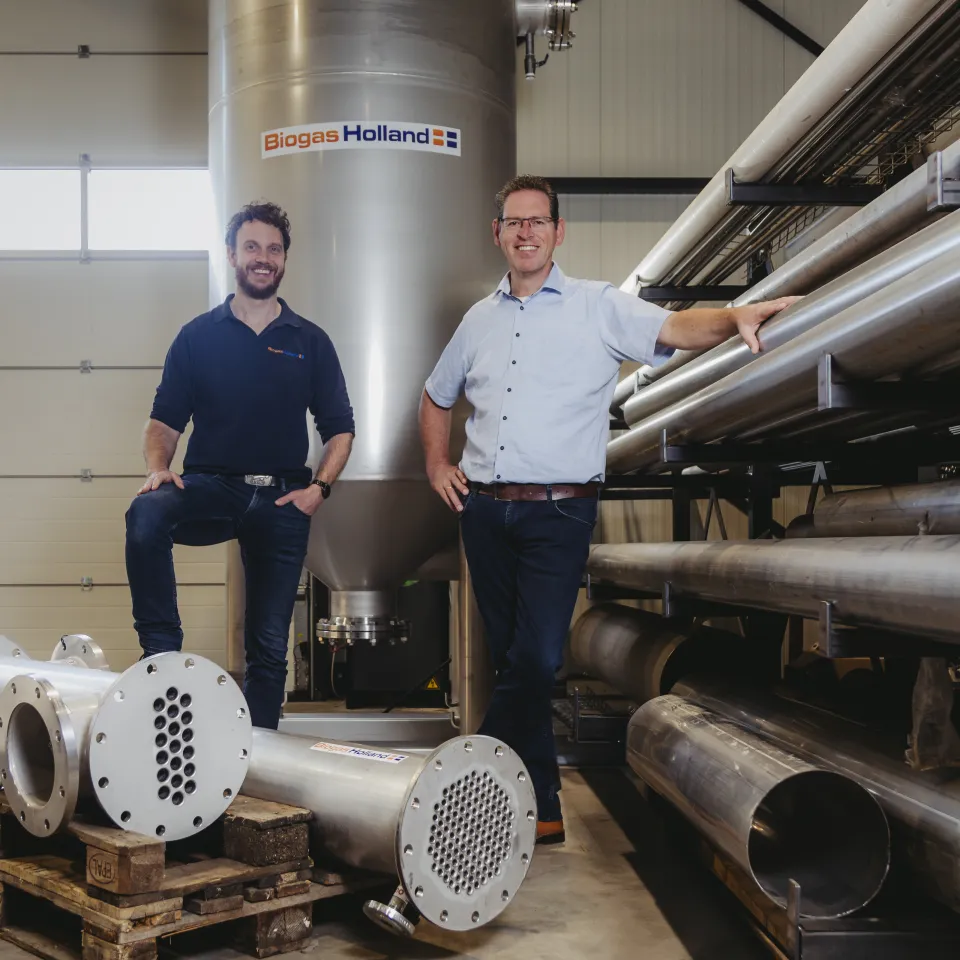 Erik en Jelmer staan samen in de loods van Biogas