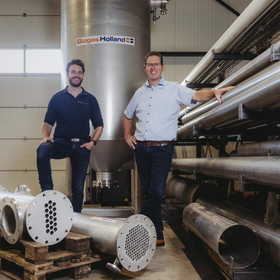 Erik en Jelmer staan samen in de loods van Biogas