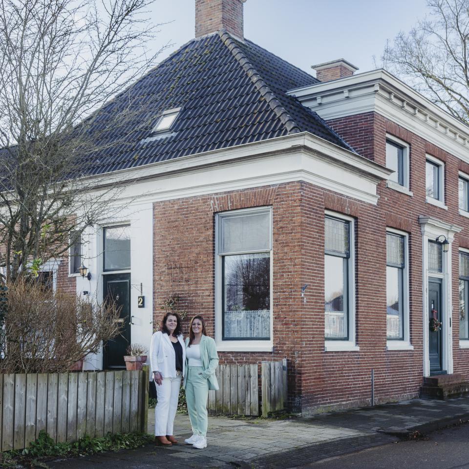 Brigitte Poort en dochter voor huis met dakisolatie