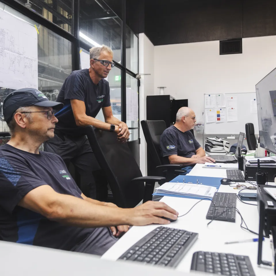 Het team houd de installaties nauwlettend in de gaten