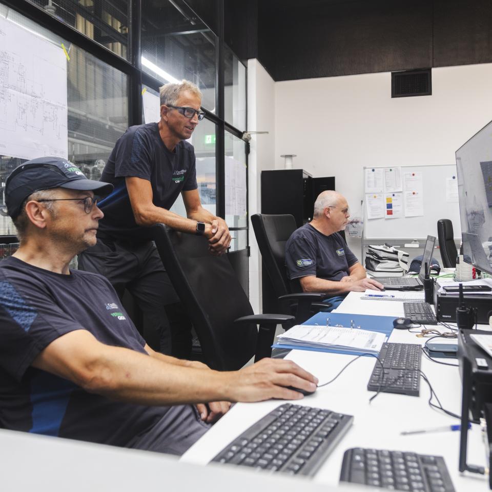 Het team houd de installaties nauwlettend in de gaten