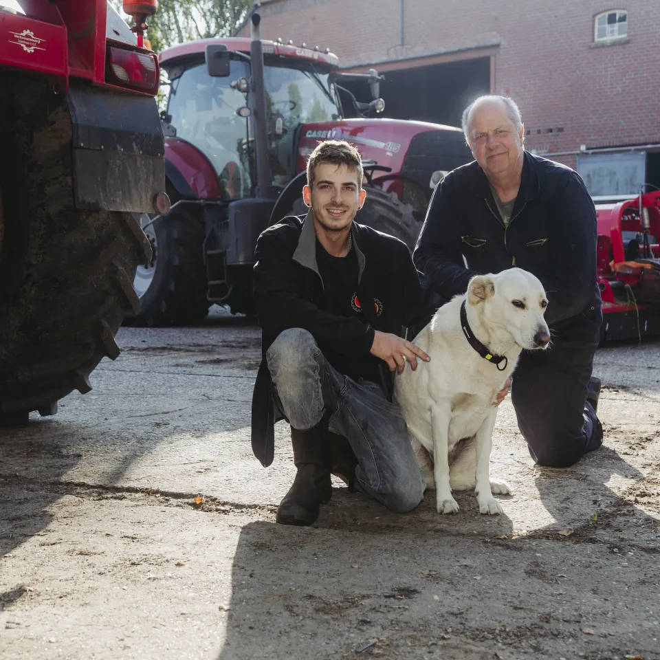 Hendrik, Noah en hun hond bij landbouwmachines