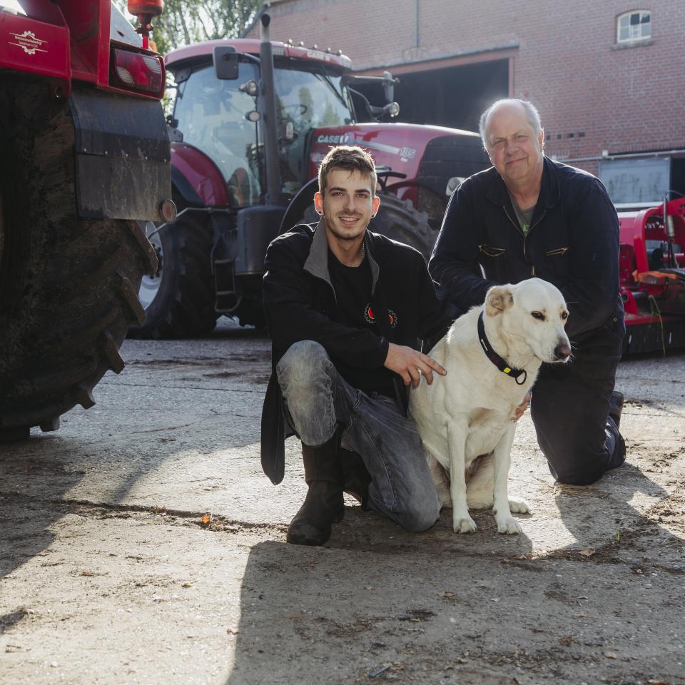 Hendrik, Noah en hun hond bij landbouwmachines