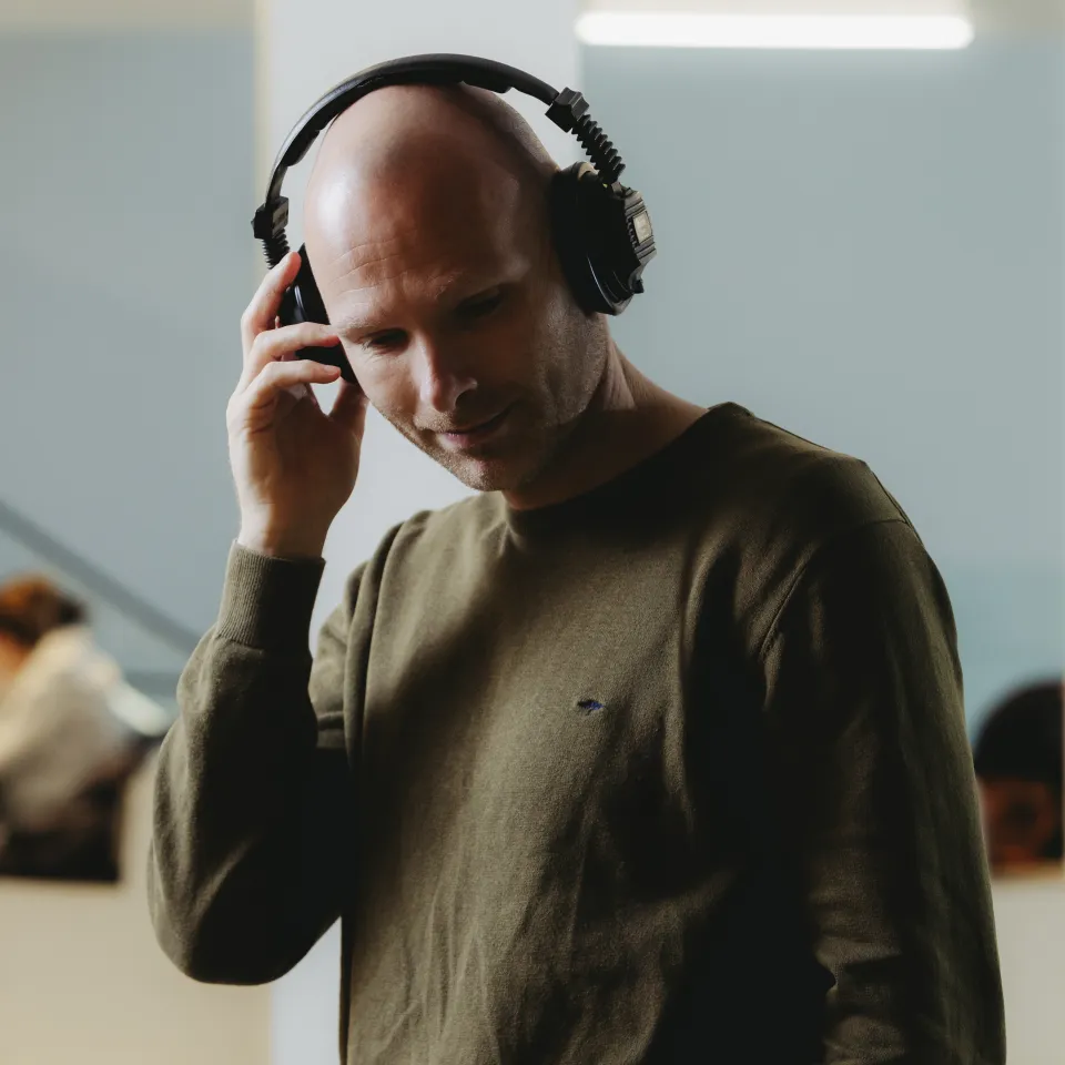 Portret van Jan Grobbe met koptelefoon
