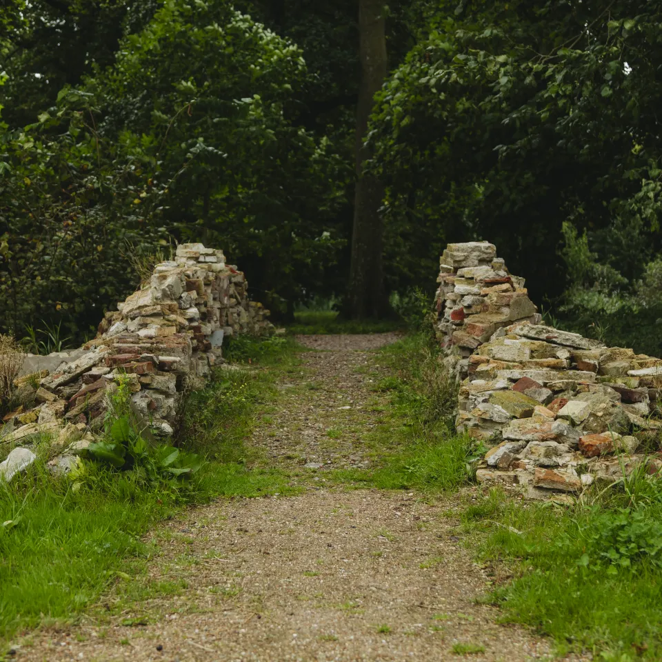 Brug gemaakt van overgebleven stenen uit de restauratie
