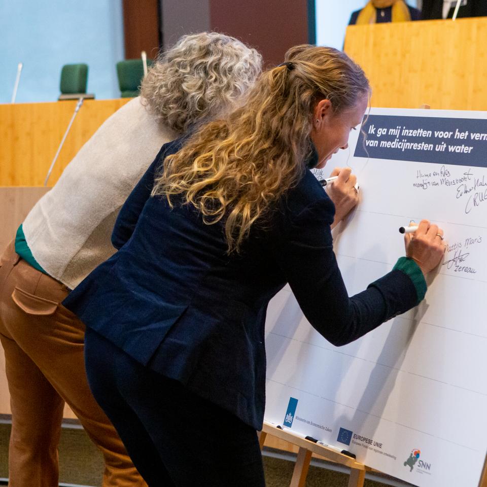 Twee vrouwen zetten handtekening 
