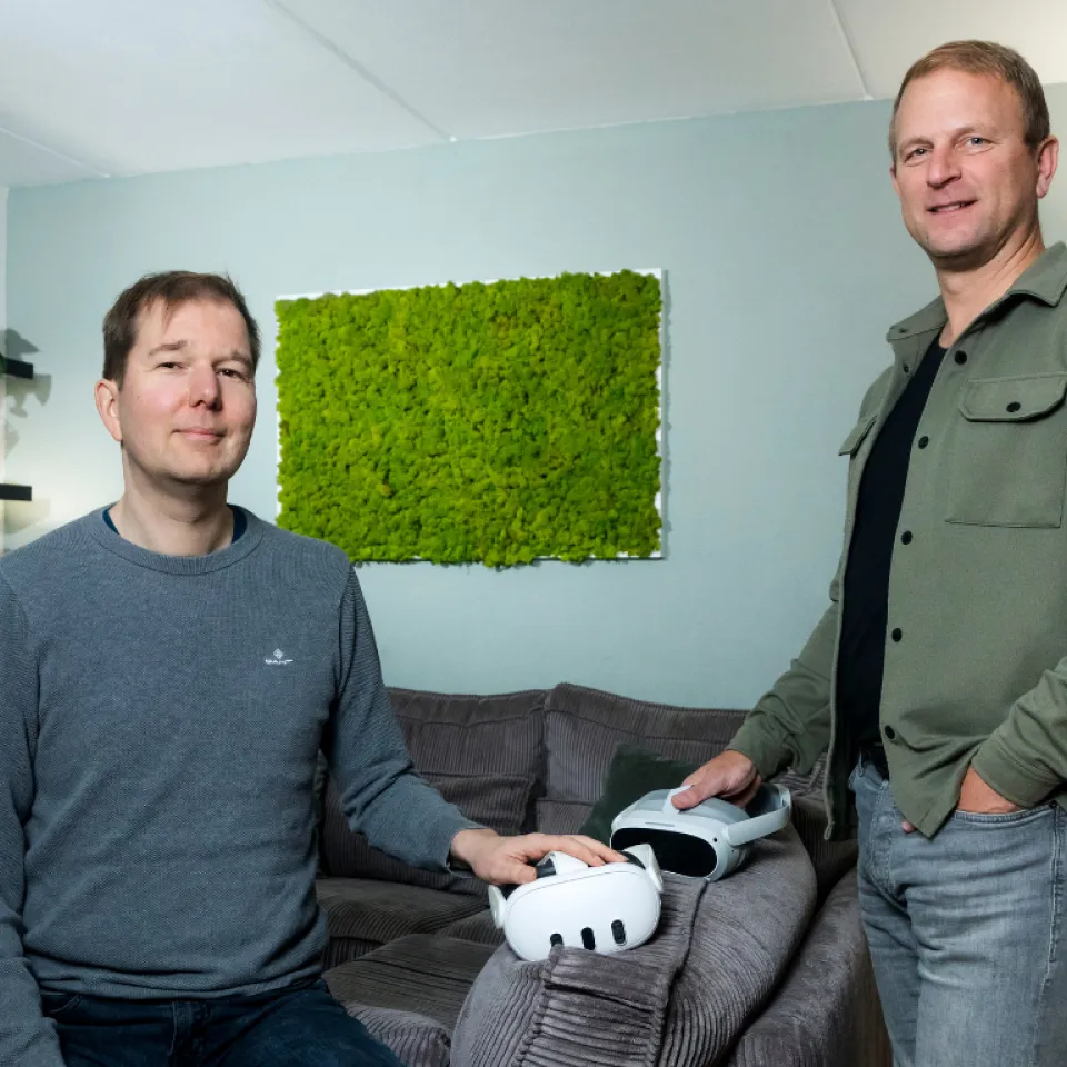 2 mannen met 2 VR brillen