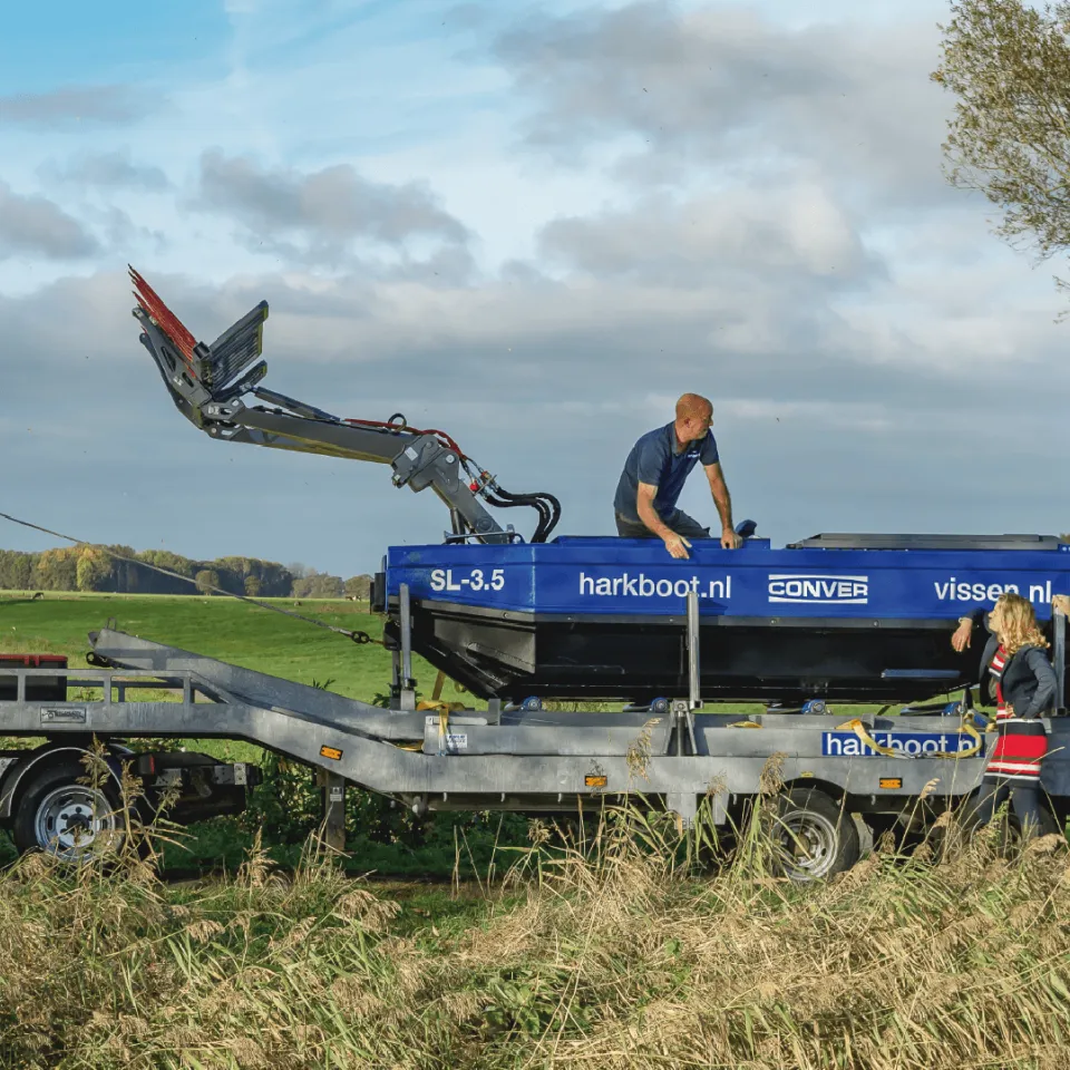 Foto van de harkboot op trailer voor vervoer.